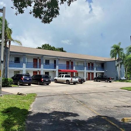 Lakeview Inn & Suites Okeechobee Exterior photo