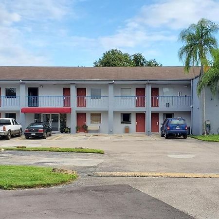 Lakeview Inn & Suites Okeechobee Exterior photo